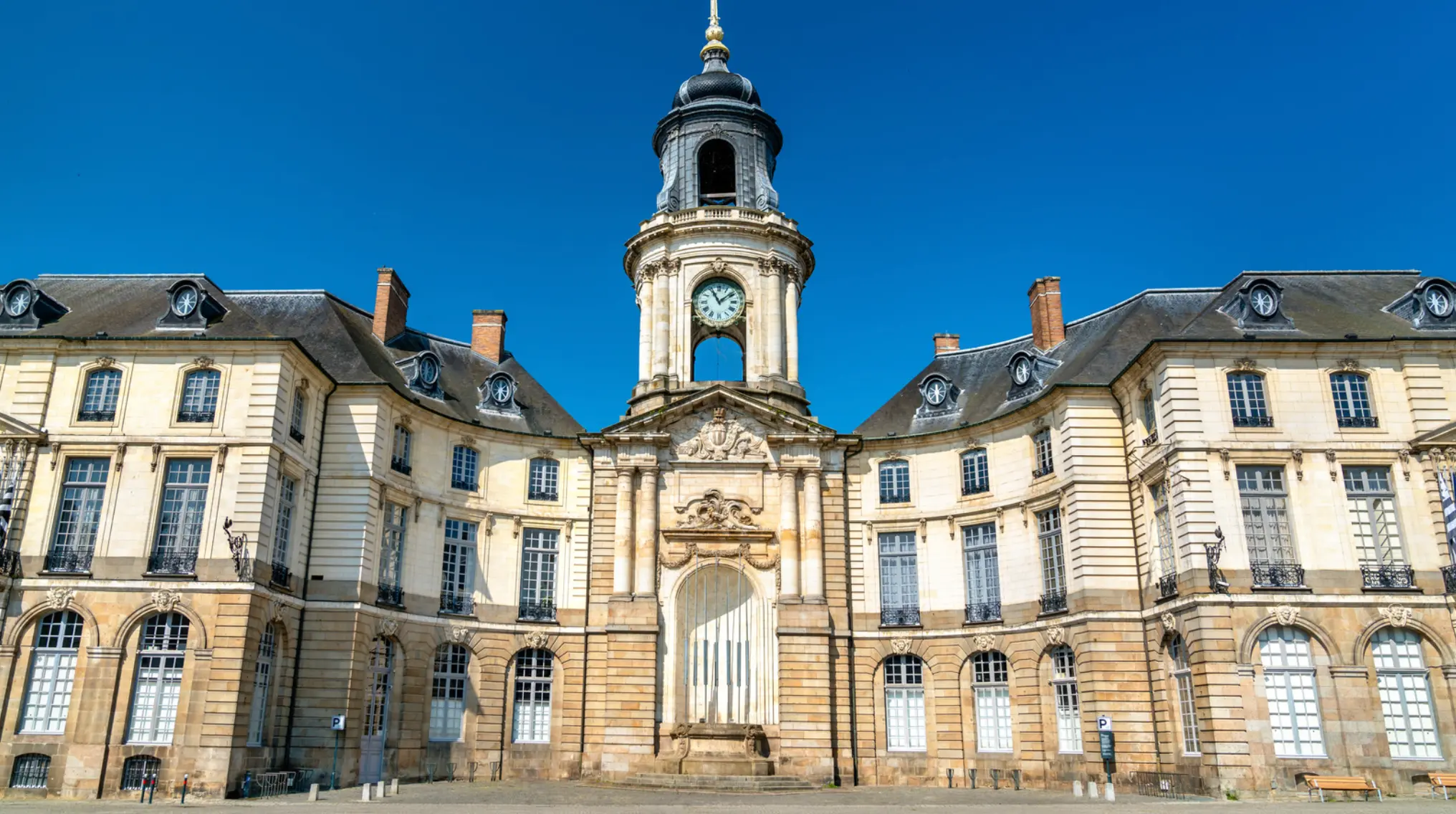 Warum gibt es eine große leere Nische im Rathaus von Rennes?